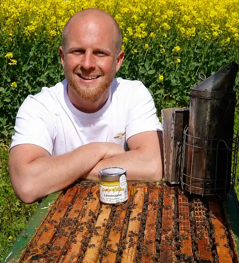 Loewenzahnhonig 250g - Alex mit Bienenvolk