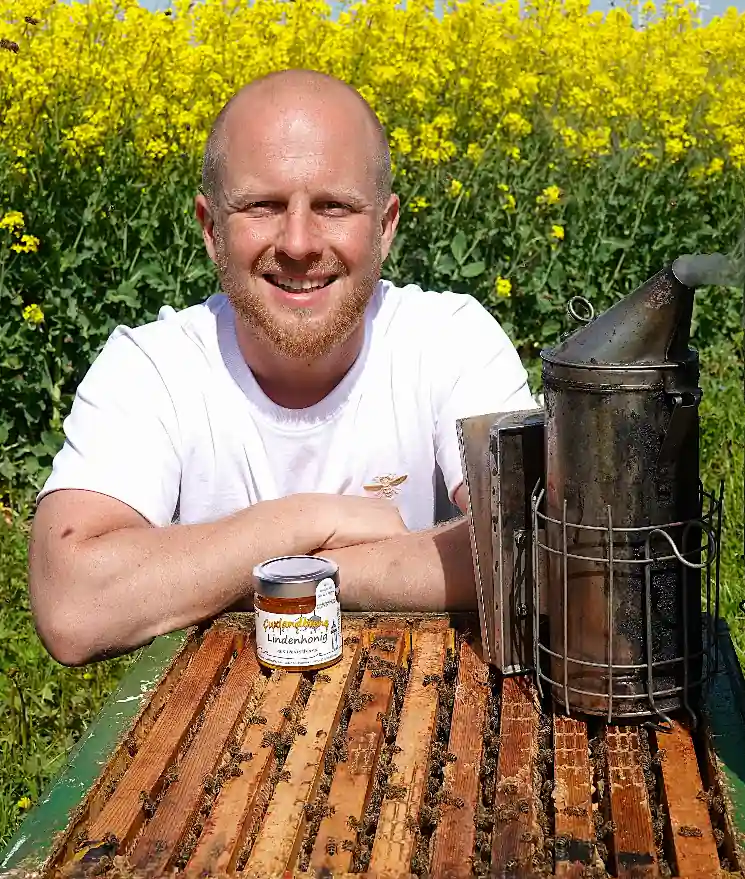 Lindenhonig fluessig 250g - Alex mit Bienenvolk